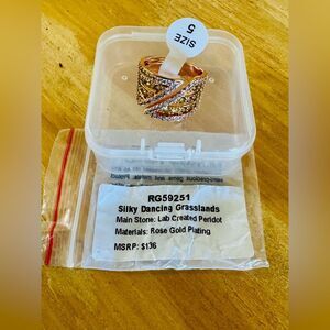 Bomb Party August RG59251 Silky Dancing Grasslands Peridot in Rose Gold Size 5.